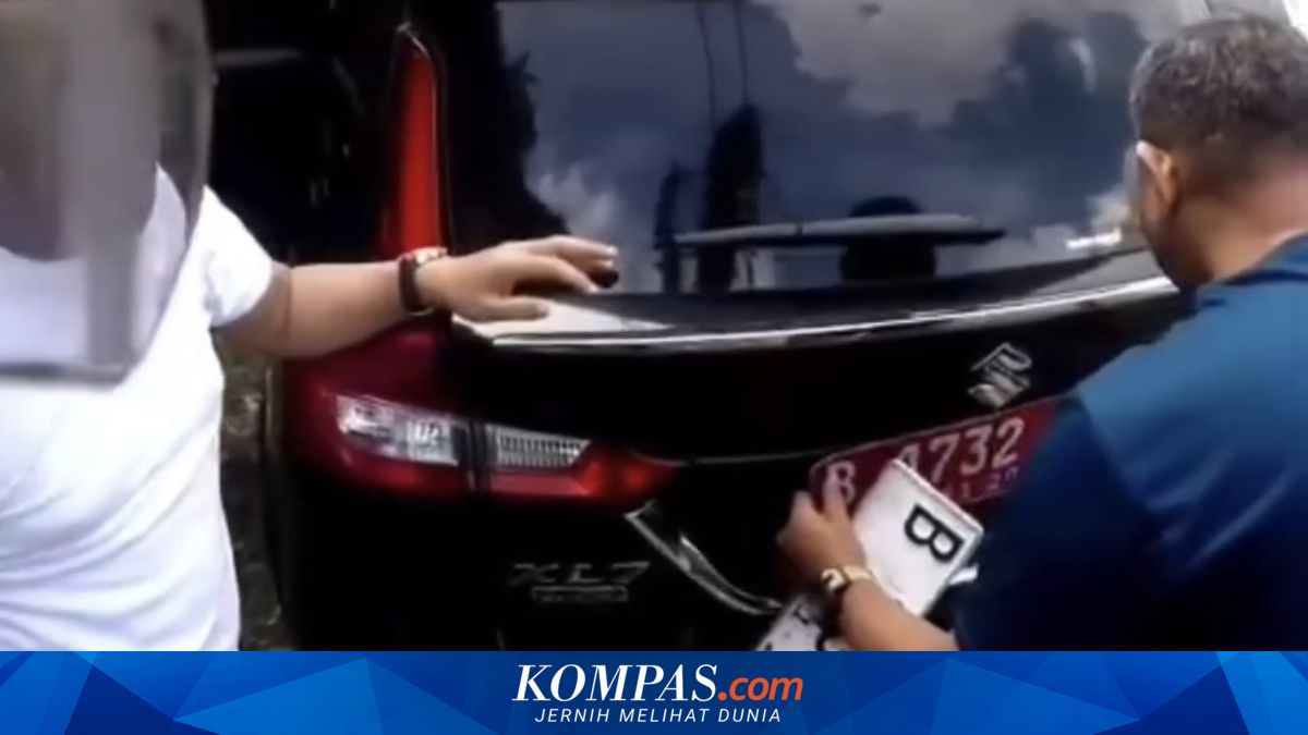 Ketahuan Pakai Pelat Putih, Mobil Dinas Pemprov DKI Dihentikan Polisi di Puncak ~SN

Klik untuk baca: