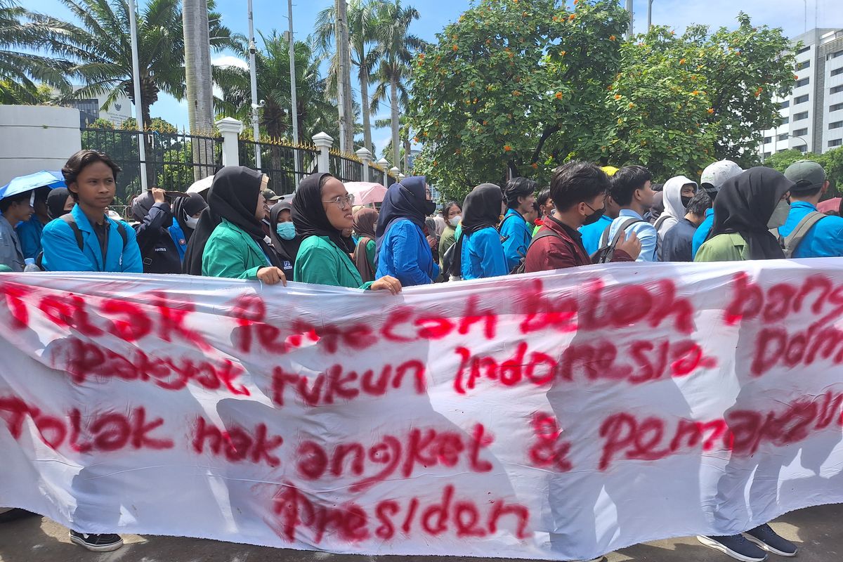 Aliansi Mahasiswa Sejabodetabek menolak tuntutan Relawan AMIN untuk pemakzulan Jokowi, di depan Gedung MPR/DPR RI, Jakarta, Jumat (1/3/2024).