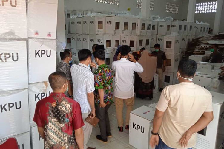Pembukaan kotak suara oleh KPU Inhu yang tidak dihadiri pihak Bawaslu Inhu di Riau, Jumat (29/1/2021).