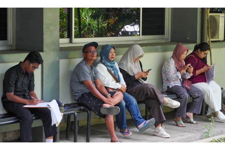 Kisah Rasinah Petani yang Antar Cucu Ikut UTBK, Nginapnya di Mobil