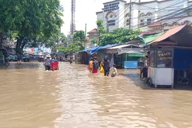 Hujan yang melanda Kabupaten Bandung dan sekitarnya sejak Sabtu (22/10/2022) kemarin menyebabkan banjir di beberapa titik wilayah, tak hanya itu akses jalan yang menghubungkan Dayeuhkolot dan Baleendah pun terputus