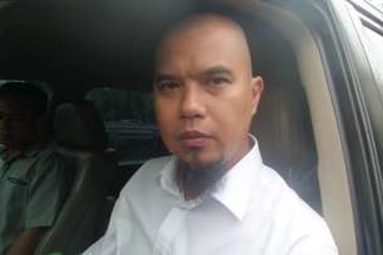 Ahmad Dhani didampingi kuasa hukumnya usai melaporkan Indra Tan di Mapolda Metro Jaya, Jakarta Selatan, Rabu (9/11/2016).
