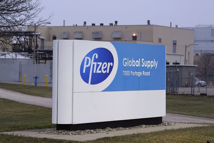 Papan nama perusahaan The Pfizer Global Supply di Portage, Michigan, Amerika Serikat, yang dipotret pada Jumat (11/12/2020). 