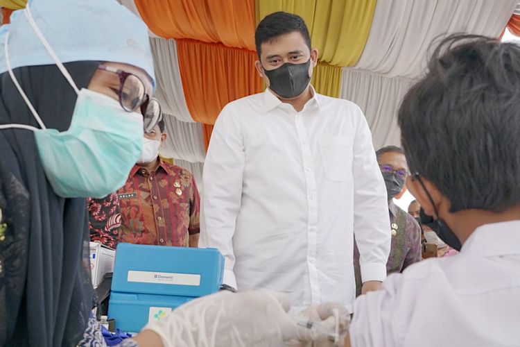 Wali Kota Medan, Bobby Nasution meninjau vaksinasi pelajar di SMP Negeri 1 Medan.