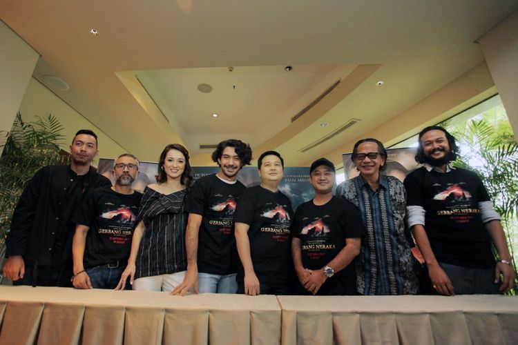 Produser Film Robert Ronny (kelima kiri) berfoto bersama Sutradara Film Rizal Mantovani (ketiga kanan) dan Aktor pendukung Film Gerbang Neraka pada peluncuran film tersebut di Jakarta, Rabu (13/9/2017). Film Gerbang Neraka merupakan film dengan genre horor arahan Sutradara Rizal Mantovani yang mengambil latar belakang situs Gunung Padang di Cianjur Jawa Barat dan akan dirilis secara serentak di seluruh bioskop pada 20 September mendatang. 