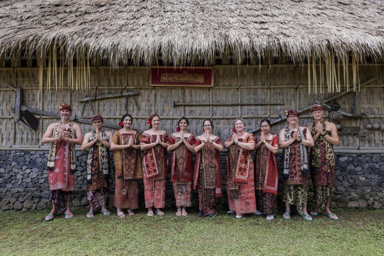 Delegasi negara-negara G20 mengenakan busana adat dengan warna dan corak khas Bali, termasuk kain Gringsing, yang dipercaya dapat menangkal bahaya dan penyakit