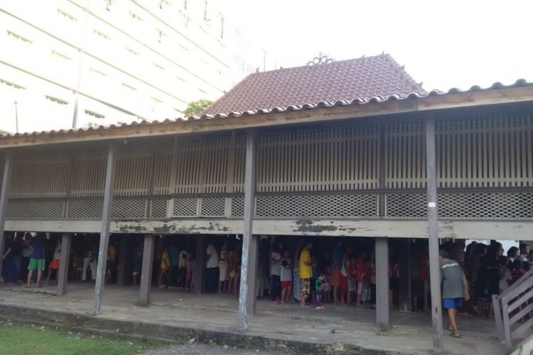 Ratusan warga mengantre dibawah rumah limas panggung milik keluarga HAR di Palembang, Sumatera Selatan