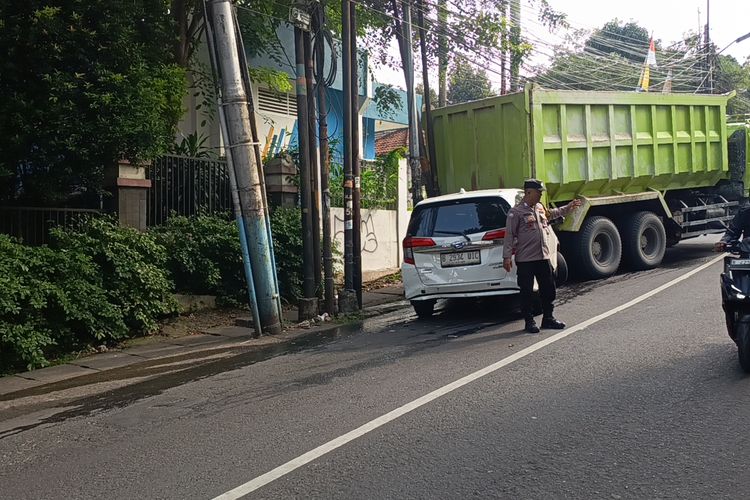 Truk tak kuat menanjak. Jalan raya PKP picu kecelakacan beruntun, Selasa (10/2/2026).