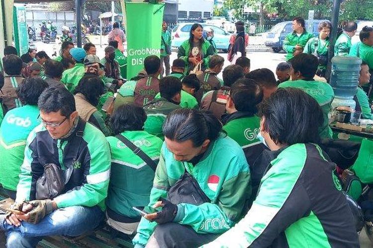 Sejumlah driver ojek online menunggu orderan penumpang di shelter kawasan Stasiun Tanah Abang, Jakarta Pusat, beberapa waktu lalu. Mereka akan menggelar demo bertajuk Aksi 205 pada Selasa (20/5/2025). 