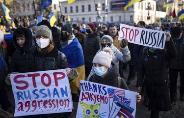 Demonstran dengan bendera dan poster nasional Ukraina berbaris di pusat Kharkiv, kota terbesar kedua di Ukraina, Sabtu, 5 Februari 2022, hanya 40 kilometer (25 mil) dari beberapa dari puluhan ribu tentara Rusia yang berkumpul di perbatasan Ukraina.