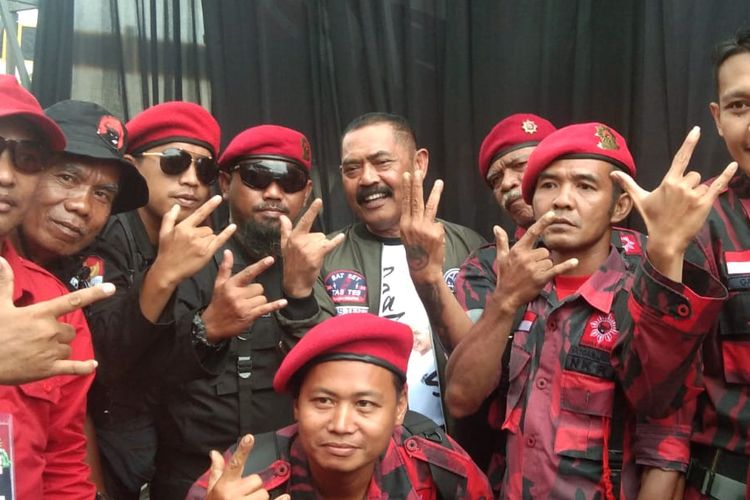 Ketua DPC PDI-P Kota Surakarta, FX Hadi Rudyatmo (tengah-atas) di Gor Samapta, Magelang, Minggu (4/2/2024).