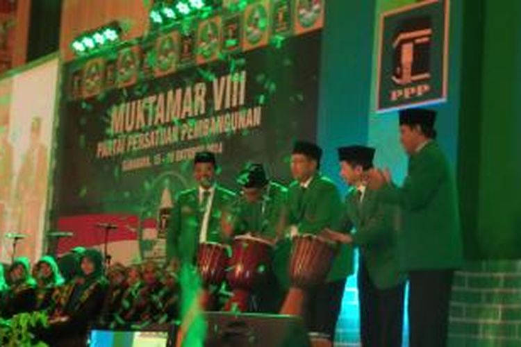 Sekjen PPP M Romahurmuziy, Waketum PPP Emron Pangkapi, Lukman Hakim Saifuddin dan Ketua DPW PPP Jawa Timur Musyafa Nur saat memukul alat musik jimbe tanda dibukanya Muktamar VIIII PPP di Empire Hotel, Surabaya, Jawa Timur, Rabu (15/10/2014).