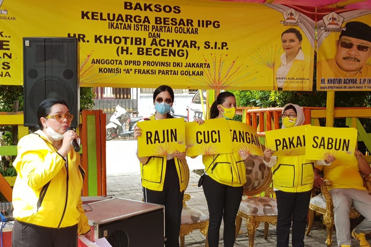 Ketum Ikatan Istri Partai Golkar Yanti K Isfandiary saat menyosialisasikan tatanan kehidupan baru (new normal) dan pola hidup sehat kepada masyarakat di kawasan Cengkareng, Jakarta Barat, Sabtu (20/6/2020).
