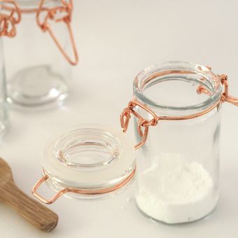 Ilustrasi tepung dalam stoples kaca. 