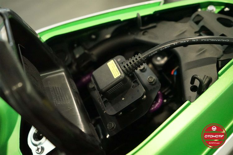 Soket charger pada Kawasaki Ninja e-1 dan Z e-1 terdapat di balik jok penumpang