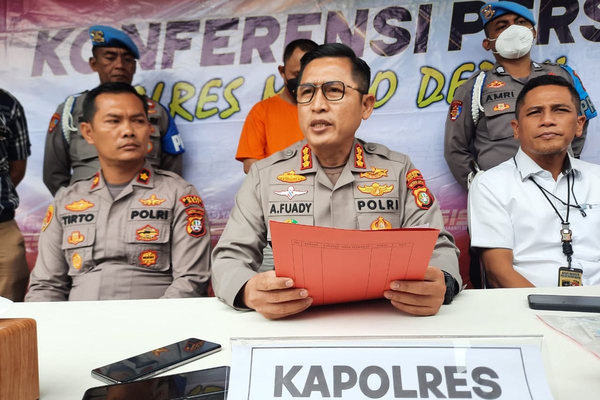 Kapolres Metro Depok Kombes Ahmad Fuady menggelar konferensi pers terkait penganiayaan pengendara motor terhadap dosen Universitas Indonesia (UI), pada Senin (20/3/2023).