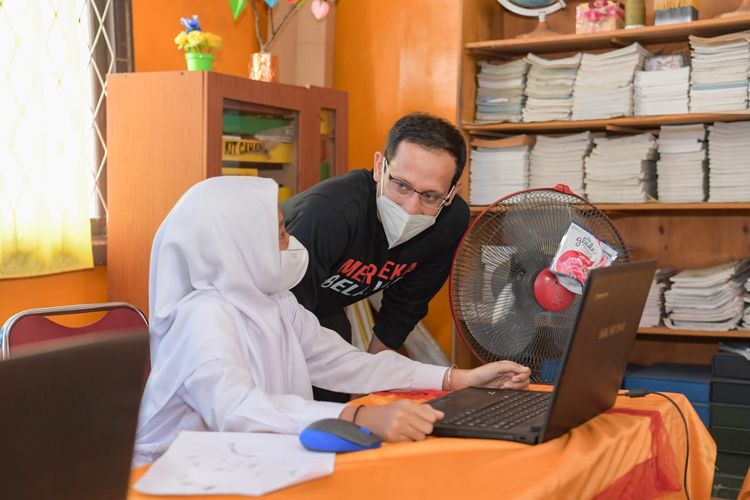 Mendikbudristek Nadiem Anwar Makarim meninjau pelaksanaan Asesmen Nasional di SDN 01 Sanggau, Kalbar.