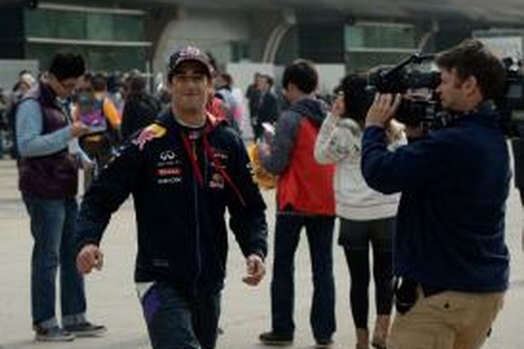 Pebalap Red Bull asal Australia, Daniel Ricciardo, tersenyum setelah menyelesaikan sesi latihan kedua GP China di Sirkuit Internasional Shanghai, Jumat (18/4/2014).