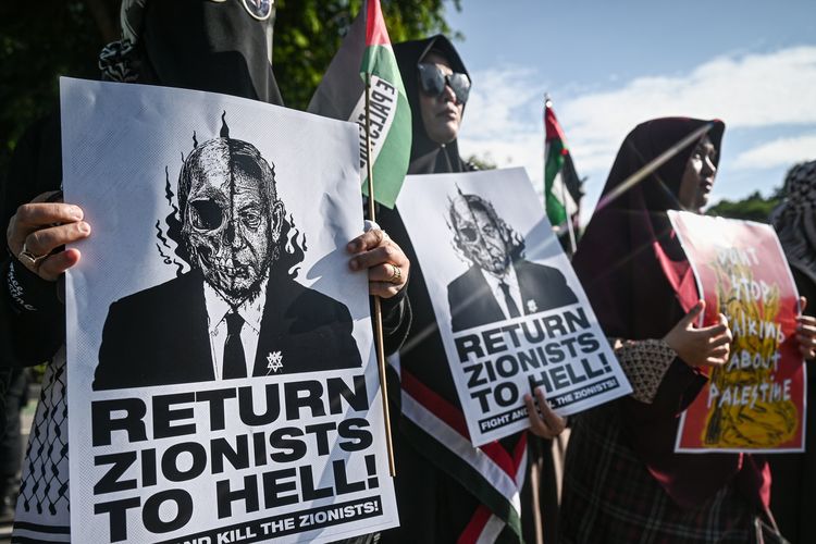 Massa dari sejumlah organisasi mengikuti aksi solidaritas untuk Palestina di depan Kedubes AS, Jakarta, Minggu (26/10/2025). Aksi tersebut sebagai bentuk keprihatinan atas konflik di Gaza yang menewaskan lebih dari 65 ribu warga Palestina sejak Oktober 2023 hingga September 2025 sekaligus menyoroti sulitnya akses bantuan kemanusiaan ke wilayah konflik serta peran Amerika Serikat yang dinilai menghambat upaya diplomasi di forum internasional. ANTARA FOTO/Fauzan/bar