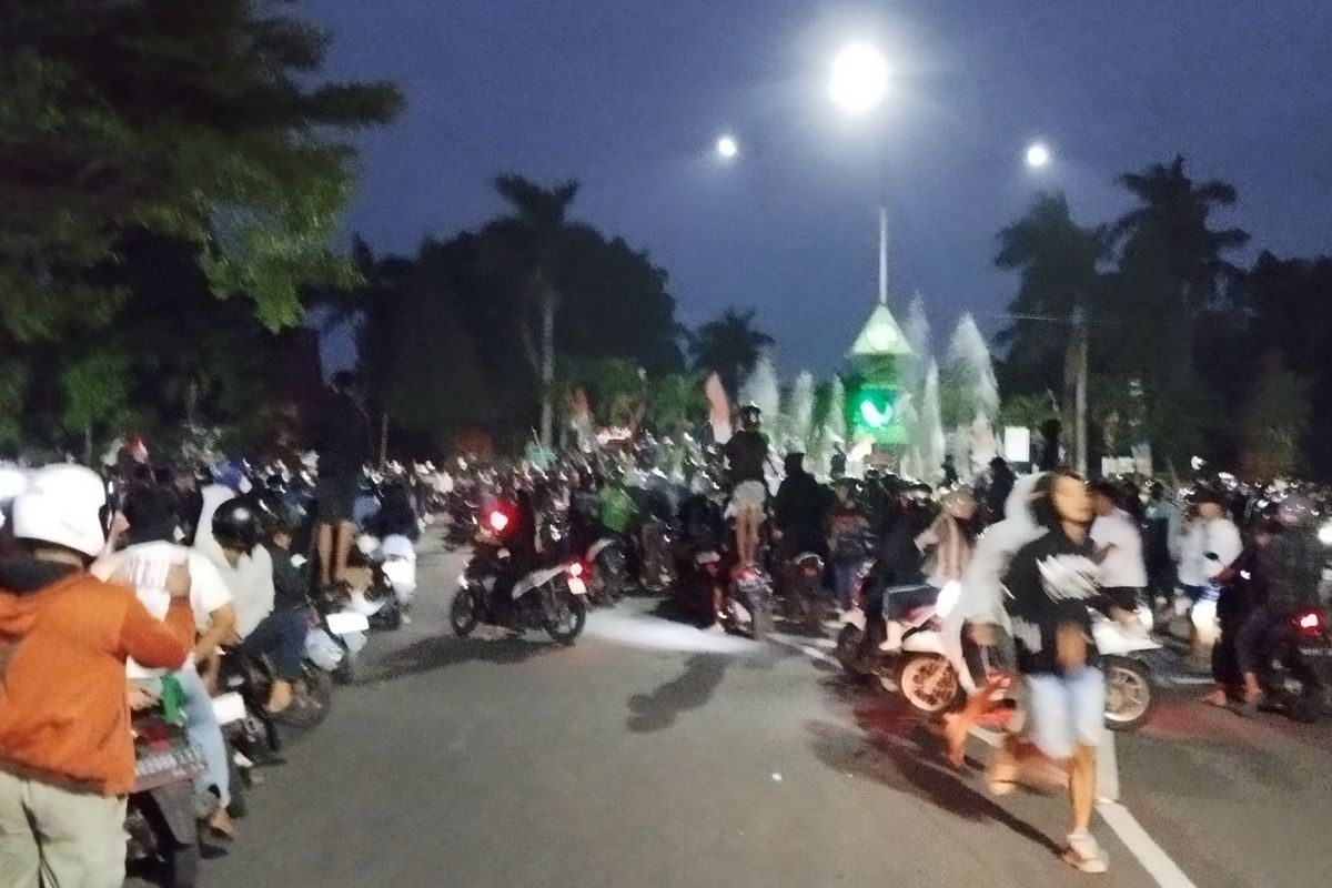 Massa berkumpul di Taman Sekartaji, Kota Kediri, Jawa Timur, dalam aksi solidaritas untuk Affan Maulana, Sabtu (30/8/2025). Museum Bhagawanta Kediri ikut jadi sasaran. 