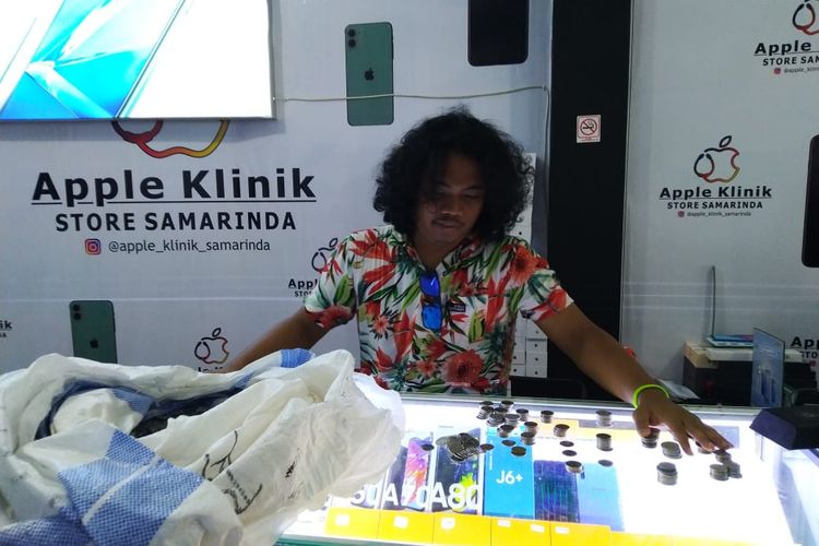 Kakek Yatmin (kiri) bersama cucu Satria (tengah) dan istri Lasinem (kanan) saat ditemui Kompas.com di Jalan Cendana, Samarinda, Kaltim, Minggu (21/6/2020). 