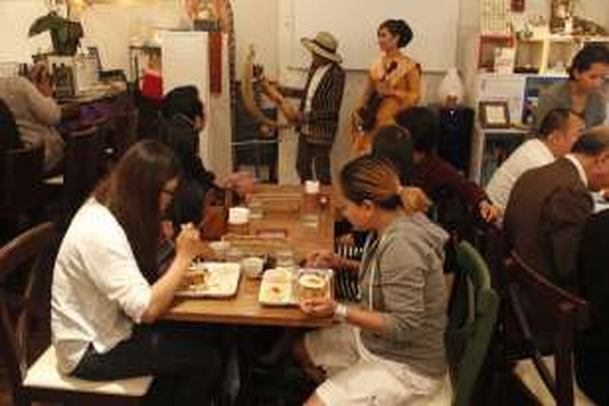 Suasana makan siang diiringi musik tradisional sasando dan biola di Pelangi Cafe, Shinagawa, Tokyo, Jepang, Selasa (17/5/2016). Penampilan seniman Indonesia itu merupakan bagian dari Indonesian Culinary Fair Tokyo 2016 yang digelar oleh Kedutaan Besar RI dan Djarum Foundation di Tokyo, 16 Mei hingga 30 Juni 2016.