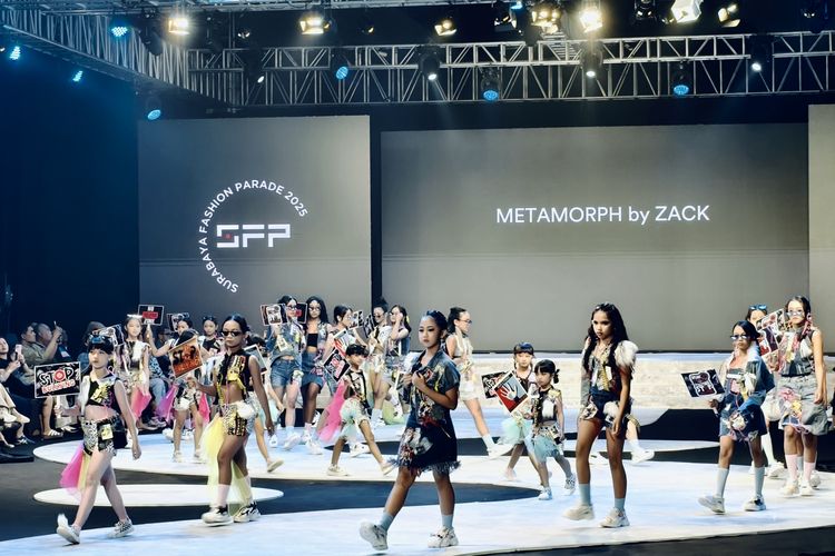 Sejumlah model memamerkan karya Zakharia Wahyudi, desainer yang fokus pada Kids and Teens di balik label Metamorph by Zack memulai berkarir di dunia fashion dari balik counter sebuah departemen store di Kota Malang, Jawa Timur.