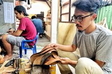 Indonesian Shoemaker Keeps in Step With Shoes From Chicken Feet