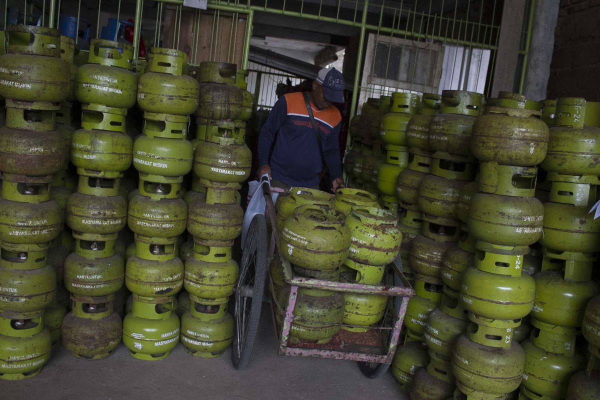 Petugas menata tabung gas LPG berukuran 3 kg di agen gas Pancoran Mas, Depok, Jawa Barat, Kamis (23/1/2020). Pemerintah ingin membatasi penyaluran dan penyesuaian harga elpiji 3 kg.