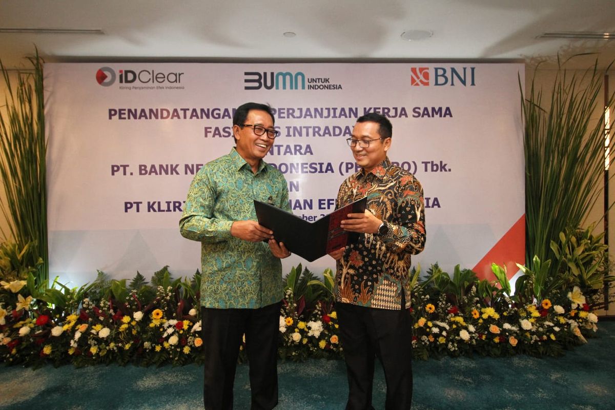 Direktur Institutional Banking BNI Sis Apik Wijayanto dan Direktur Utama KPEI Iding Pardi dalam Penandatanganan Perjanjian Kerja Sama Pemberian Fasilitas Intraday Settlement, di Grha BNI Sudirman Jakarta, Senin (31/10/2022).