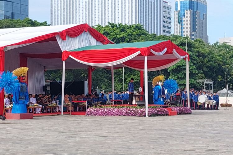 Penjabat (Pj) Gubernur DKI Jakarta Heru Budi Hartono saat menjadi inspektur upacara dalam upacara peringatan Hari Sumpah Pemuda ke-94 di Plaza Selatan Monas, Jakarta Pusat, Jumat (28/10/2022) pagi.