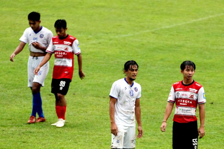 Pemain Madura United, Risna Prahalabenta (kanan).