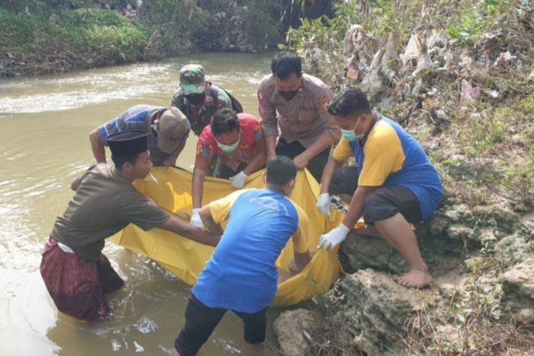 Petugas kepolisian mengevakuasi jasad seorang pensiunan pegawai Perhutani yang ditemukan tewas di sungai kening, Dusun Purung, Desa Sidomulyo, Kecamatan Jatirogo, Kabupaten Tuban, Jawa Timur.