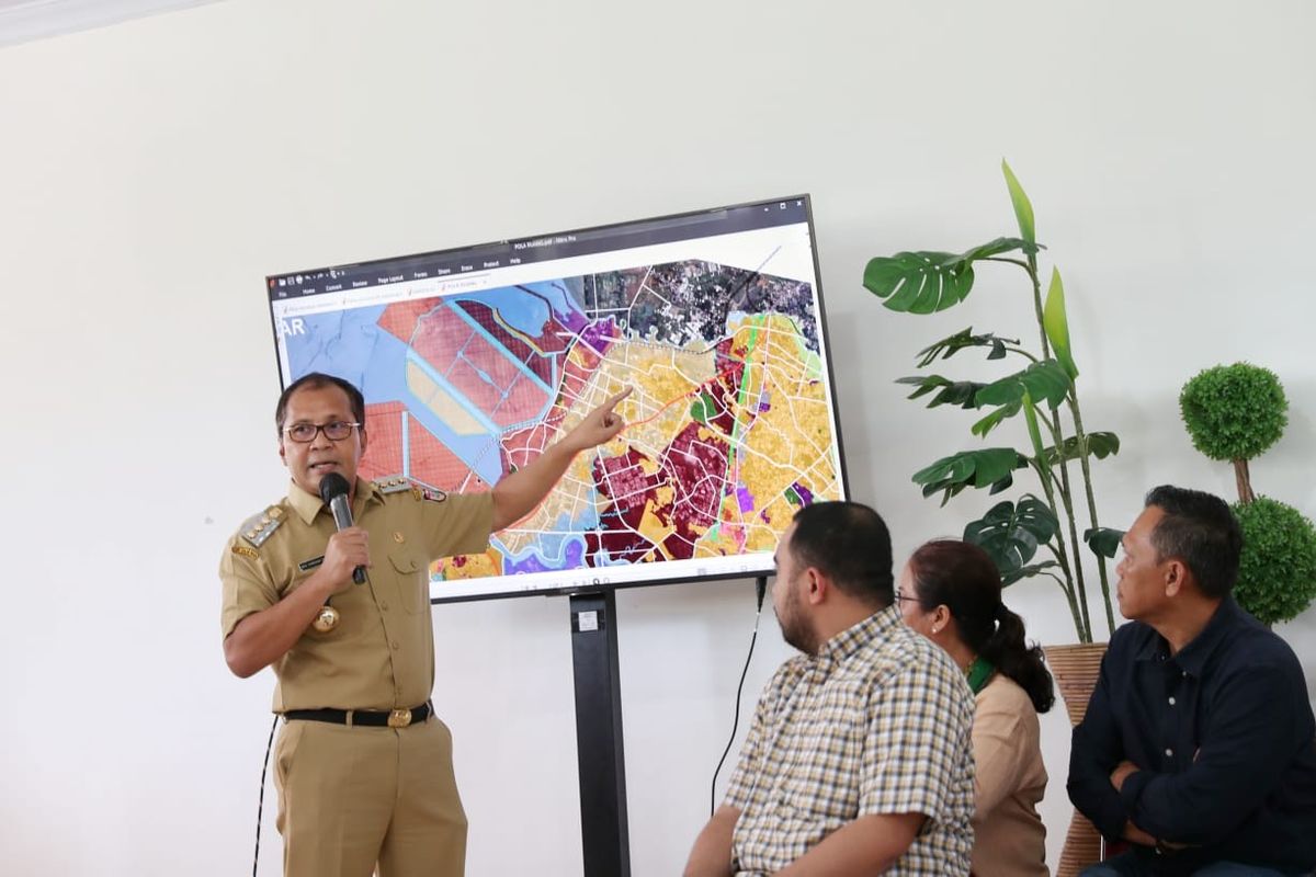 Wali Kota Makassar Mohammad Ramdhan Pomanto saat menggelar konferensi pers bersama Dewan Perwakilan Rakyat Daerah (DPRD) Makassar dalam rangka mendukung program strategis nasional pembangunan jalur kereta api Makassar - Pare-Pare, Senin (18/7/2022).
