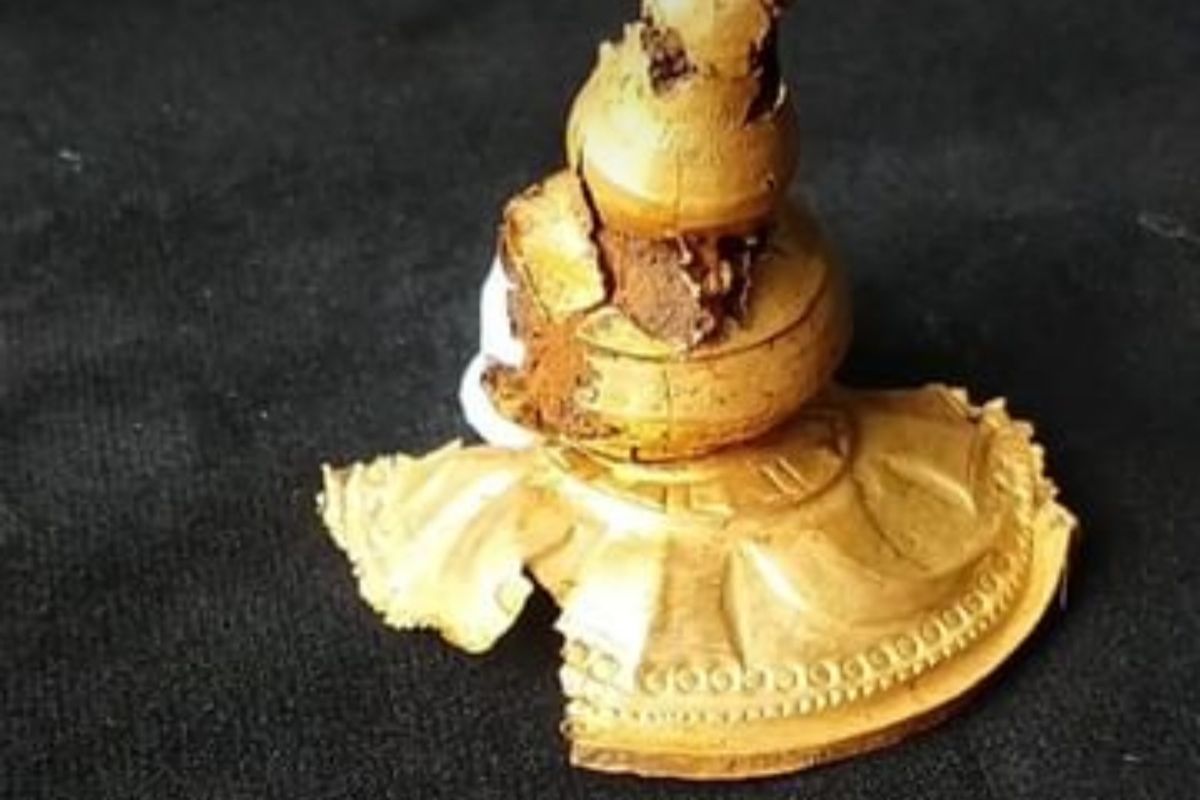 Wadah Perunggu Bertutup emas yang ditemukan BPCB Jawa Timur saat ekskavasi Srigading, Desa Srigading, Kecamatan Lawang, Kabupaten Malang.