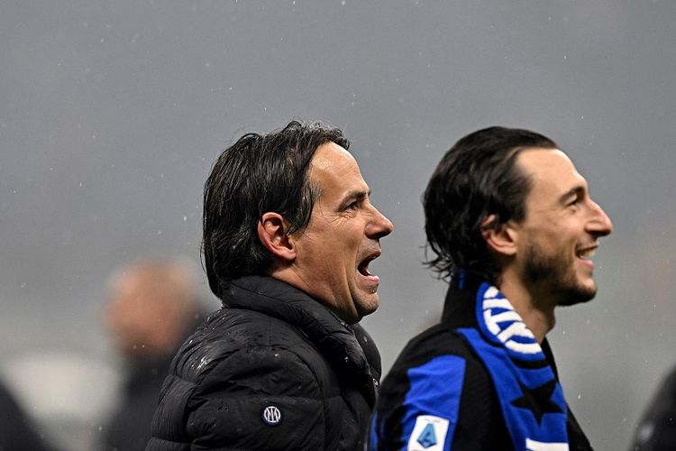Pelatih Inter Milan Simone Inzaghi (kiri) merayakan gelar juara Scudetto 2024 pada 22 April 2024 seusai pertandingan sepak bola Serie A Liga Italia antara AC Milan dan Inter Milan di Stadion San Siro di Milan.