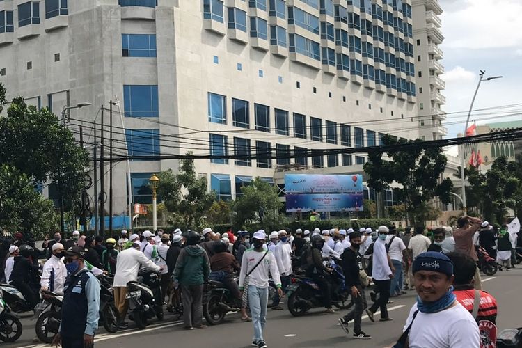 Massa simpatisan Front Pembela Islam (FPI) mulai menuju ke arah Istana Negara pada Jumat (18/12/2020) siang.