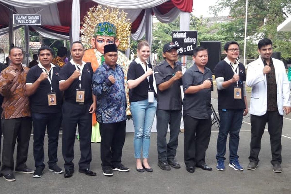 Warga Negara Asing yang memantau jalannya Pemilu foto bersama panitia TPS 01, Pekayon Jaya, Kota Bekasi Rabu (27/06/2018)
