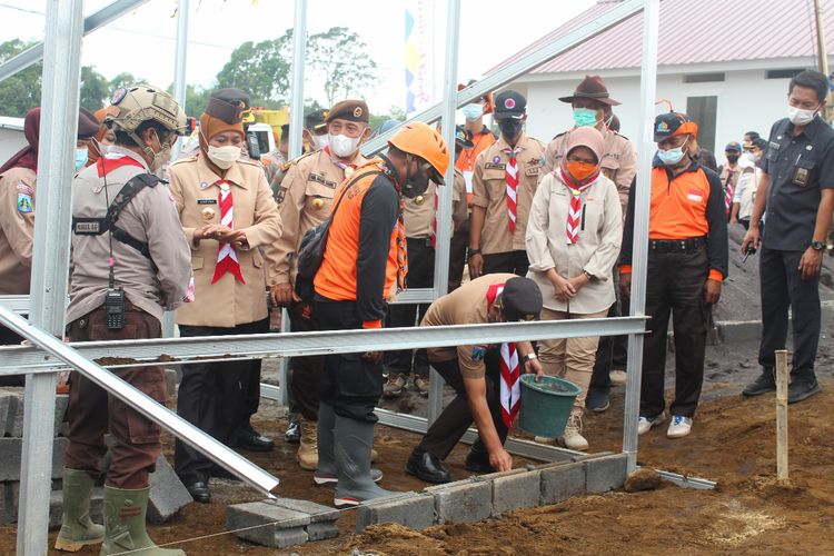 Gubernur Jawa Timur tinjau huntara di Desa Sumbermujur, Kecamatan Candipuro, Lumajang, Rabu (6/4/2022)
