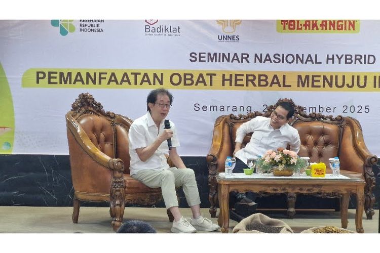 Direktur Sido Muncul Dr HC Irwan Hidayat (kiri) berbincang dalam Seminar Nasional Hybrid Pemanfaatan Obat Herbal di Fakultas Kedokteran Universitas Negeri Semarang (Unnes), Selasa (2/9/2025)