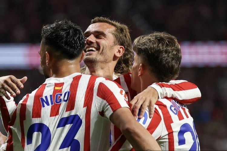 Nico Gonzalez (kiri) merayakan gol dengan rekan satu timnya, Antoine Griezmann dan Giuliano Simeone (kanan) dalam pertandingan sepak bola Liga Spanyol antara Atletico Madrid vs Villarreal CF di Stadion Metropolitano di Madrid pada 13 September 2025. (Foto oleh Thomas COEX / AFP)