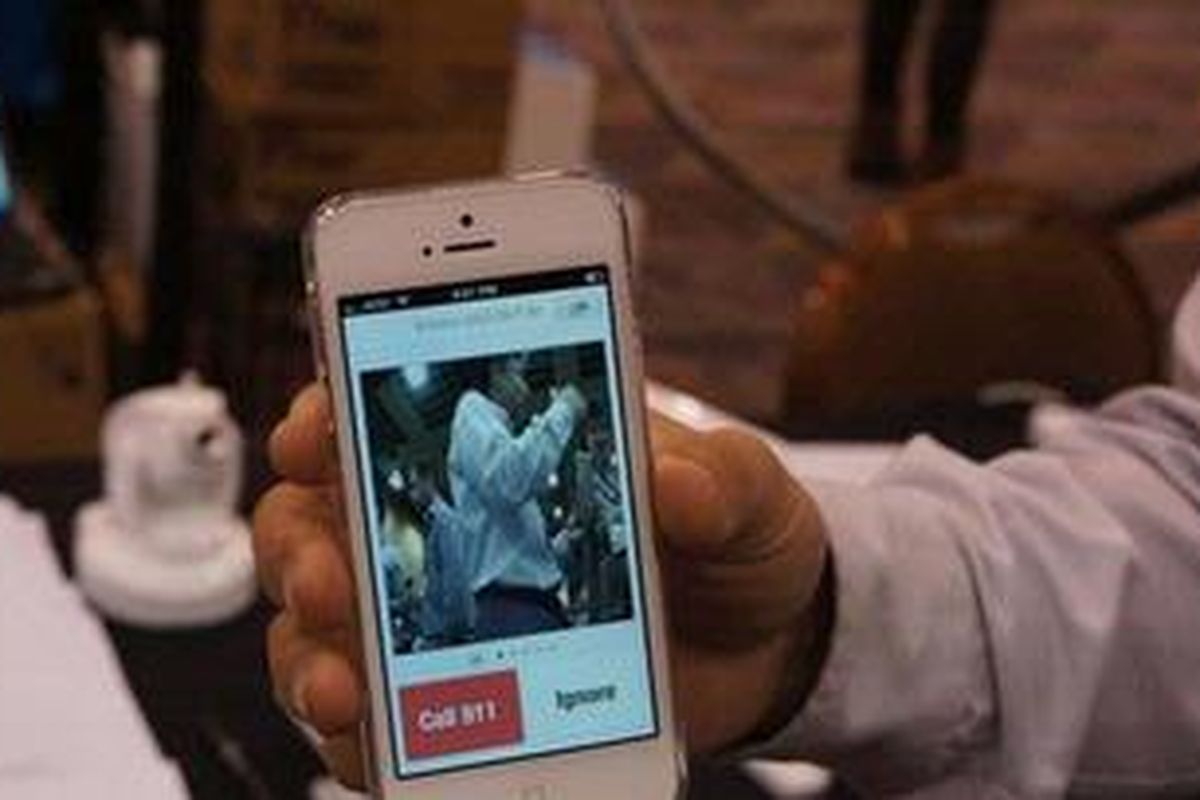 iSmartAlarm ini menghubungkan sensor jendela dengan teknologi kamera melalui sambungan nirkabel. Penggunanya dapat menghubungkan pusat sistem yang disebut dengan CubeOne ke sebuah outlet power dan router nirkabel.