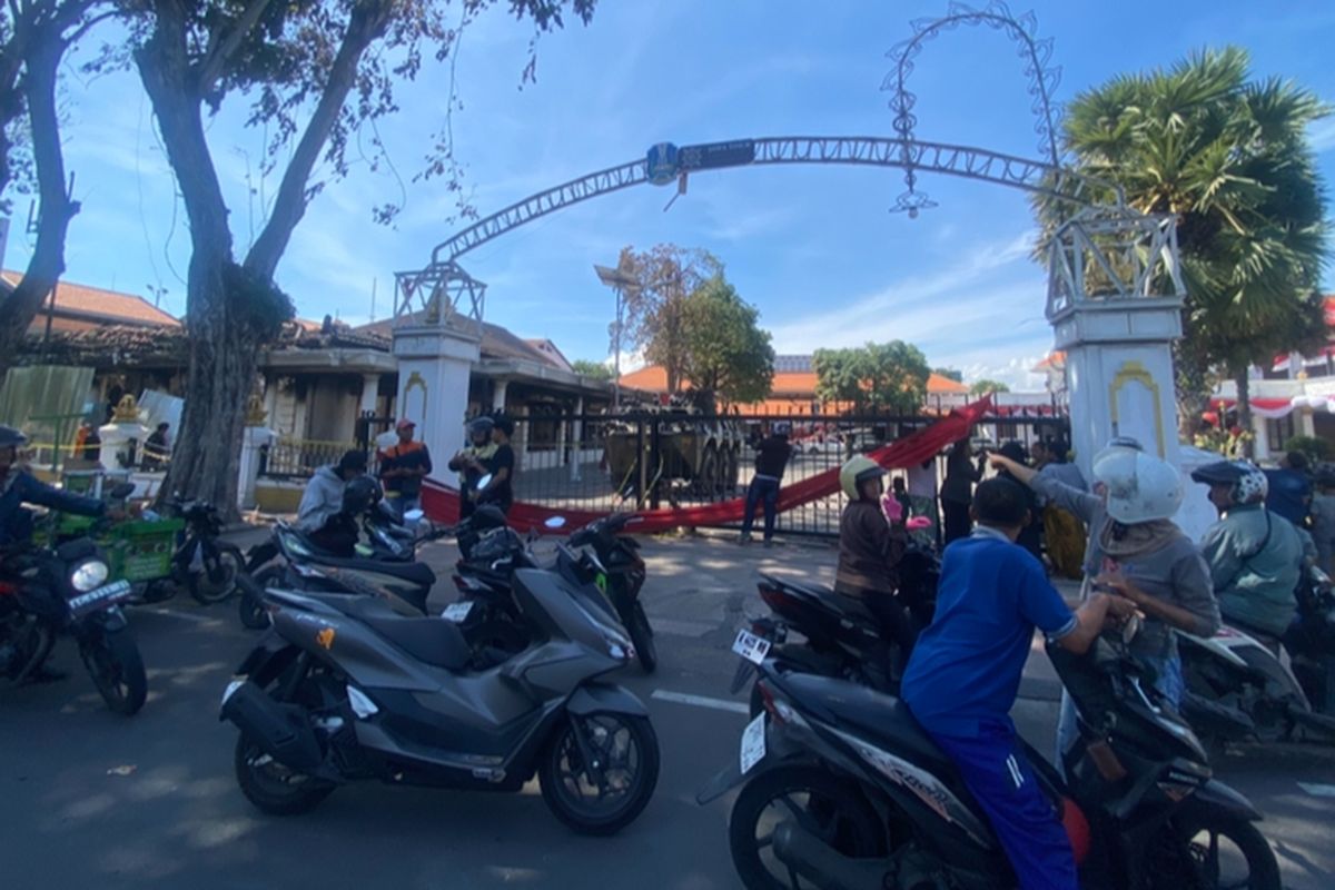 Gedung Negara Grahadi yang jadi tontonan warga, Senin (1/9/2025).