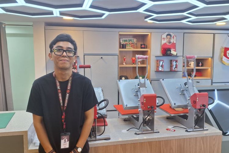 Tommy asisten sales di Garuda Official Store saat diwawancarai mengenai pembelian jersey Timnas di Stadion Utama Gelora Bung Karno