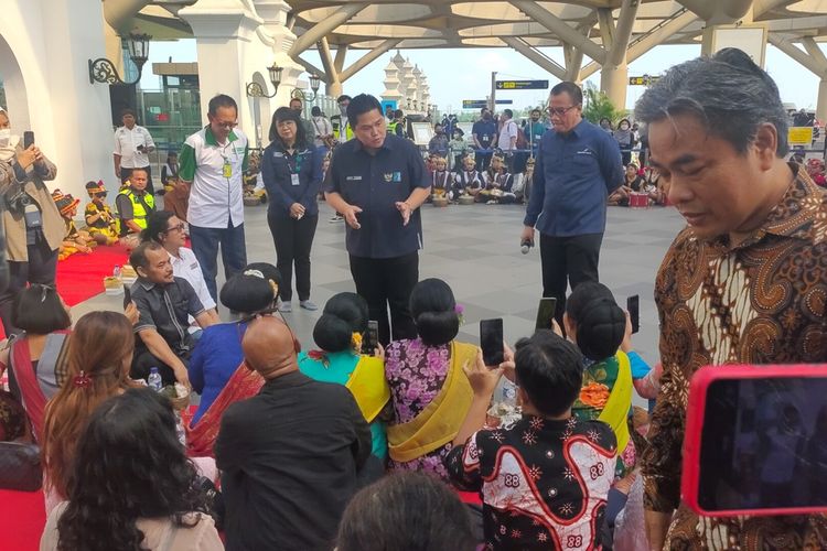 Menteri BUMN RI Erick Thohir dalam dialog budaya bersama seniman, budayawan dan para praktisi budaya Yogyakarta di Bandar Udara Yogyakarta International Airport, Kulon Progo, Daerah Istimewa Yogyakarta.