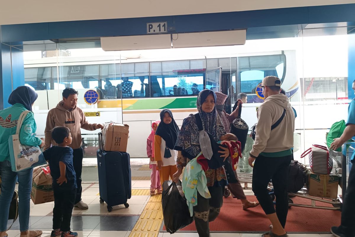 Sebanyak 9.922 pemudik tiba di Terminal Pulogebang, Jakarta Timur, sejak sehari setelah Lebaran atau Minggu (23/4/2023) hingga Jumat (28/4/2023).