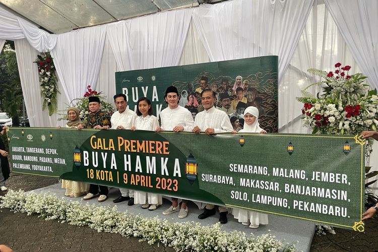 Vino G Bastian hingga Donny Damara  di Makam Buya Hamka di Tanah Kusir kawasan Kebayoran Lama, Jakarta Selatan, Kamis (30/3/2023). 