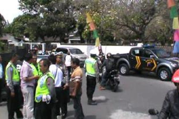 Suasana lokasi perampokan bersenjata api di Banaran, Grogol, Sukoharjo, Senin (11/8/2014). 