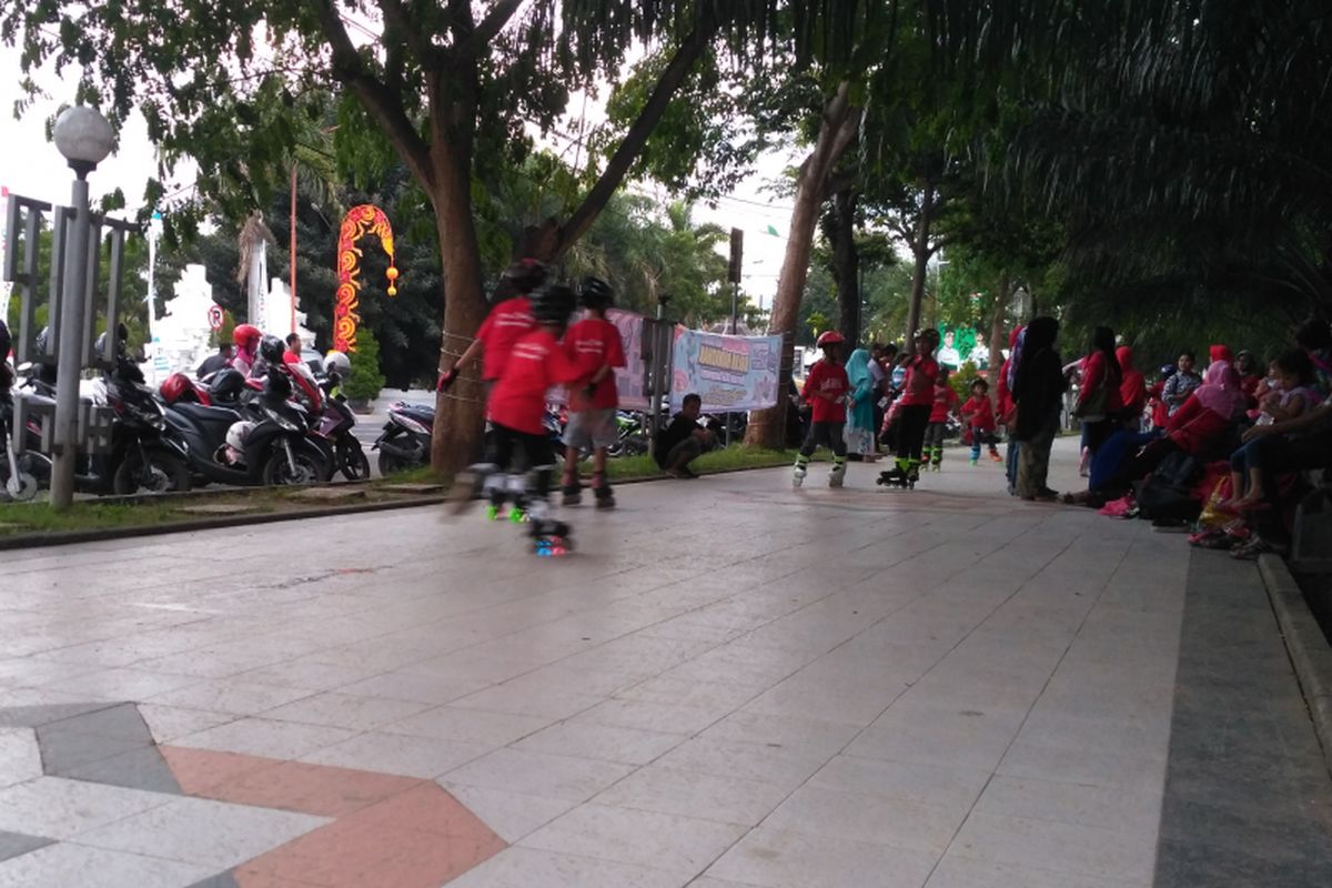 Masyarakat Banyuwangi ngabuburit di Taman Makam Pahlawan Wisma Raga Satria yang telah dilengkapi WiFi. Menjelang berbuka puasa, ruang terbuka hijau ini juga diramaikan oleh pedagang takjil.