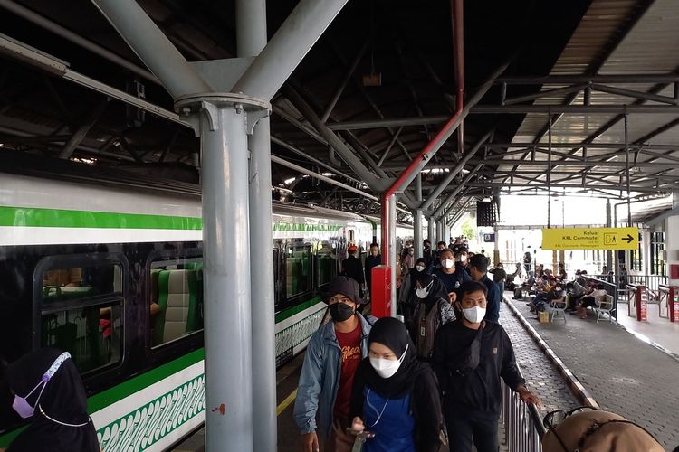 Suasana Stasiun Yogyakarta setelah aturan tidak wajib menyertakan hasil negatif antigen dan PCR, Rabu (9/3/2022)